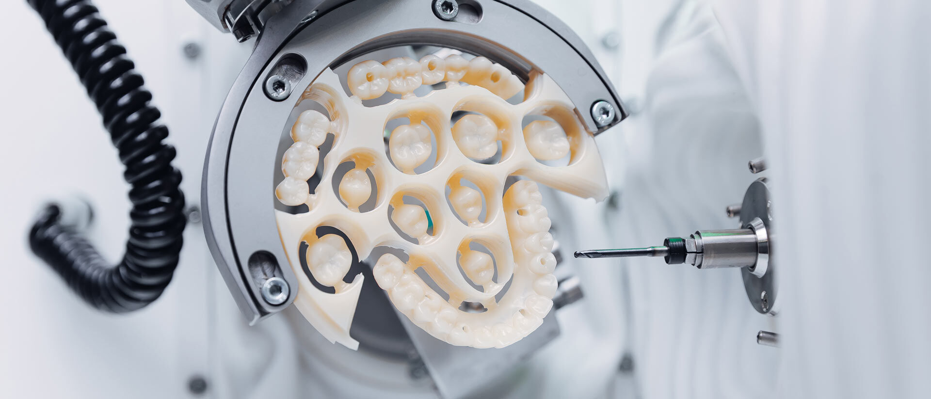 Laborfräse bearbeitet eine Ronde mit mehreren Kronen