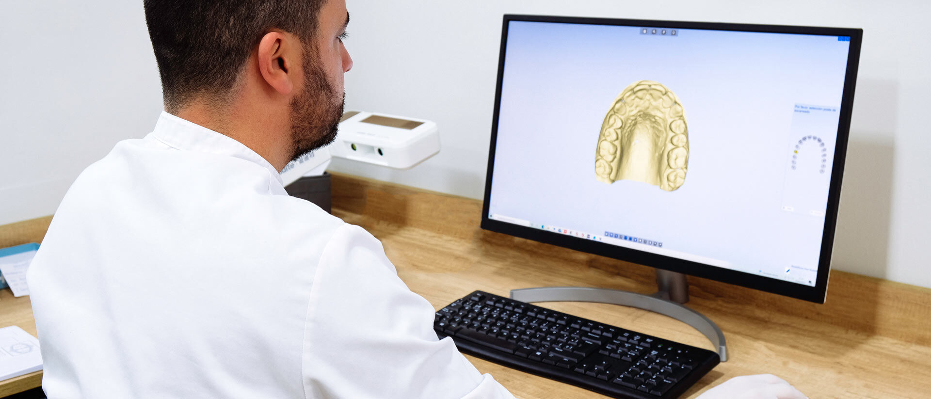 Zahntechniker konstruiert eine Versorgung in der CAD-Software